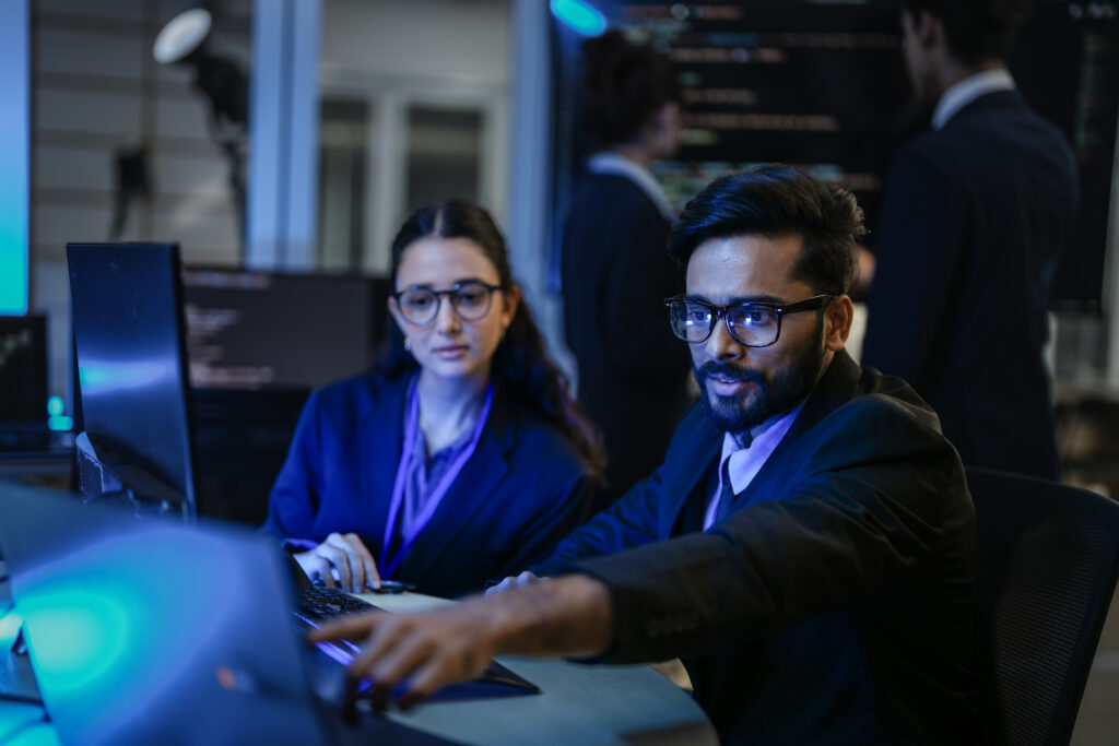 Uma equipe de cybersegurança especializada em pentest realizando tese numa rede