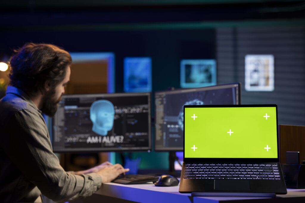 Imagem de um homem criando um deepfake para usar em um ataque de phishing contra uma empresa.